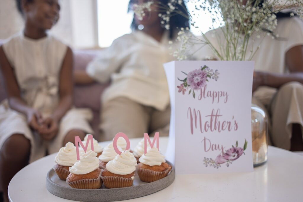 Download Cupcakes Beside the Greeting Card free stock photo in high resolution from Pexels! This is just one of many great free stock photos about celebration, cupcakes & desserts